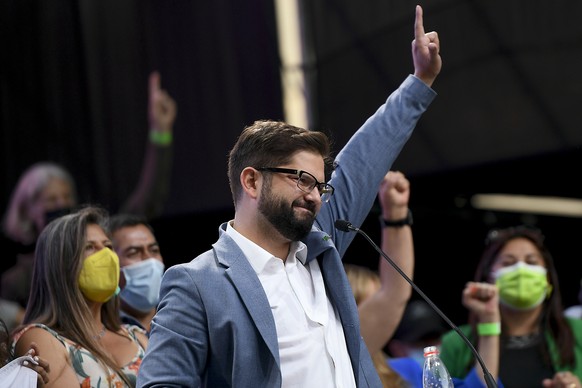 Presidential candidate Gabriel Boric, of the I approve Dignity coalition, waves to supporters during his closing campaign rally ahead of the presidential run-off election in in Santiago, Chile, Thursd ...