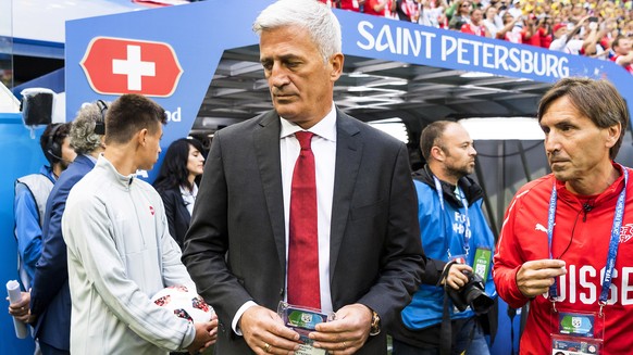 epa06861290 Switzerland&#039;s head coach Vladimir Petkovic (C) and assistant coach Antonio Manicone (R) prior to the FIFA World Cup 2018 round of 16 soccer match between Sweden and Switzerland in St. ...