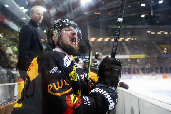 Berns Tristan Scherwey feuert seine Teamkollegen an, im Eishockey Meisterschaftsspiel der National League zwischen dem SC Bern und den ZSC Lions, am Samstag, 20. Novembert 2021 in der PostFinance Aren ...