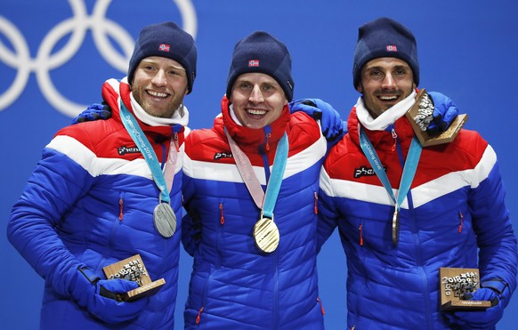 Die Norweger Simen Hegstad Krueger (Mitte), Martin Johnsrud Sundby (links) und Hans Christer Holund müssen sich mir ihren Medaillen begnügen.