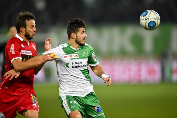 Der Sittener Elsad Zverotic, links, gegen den St. Galler Albian Ajeti, im Fussball Super League Spiel zwischen dem FC St. Gallen und dem FC Sion, am Sonntag, 4. Dezember 2016, im Kybunpark in St. Gall ...