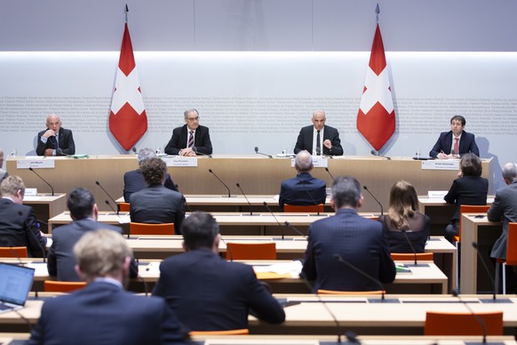 Bundesrat Alain Berset, 2. von rechts, spricht an der Seite von Bundesrat Ueli Maurer, Bundesrat Guy Parmelin und Bundesratssprecher Andre Simonazzi, von links, waehrend einer Medienkonferenz ueber di ...