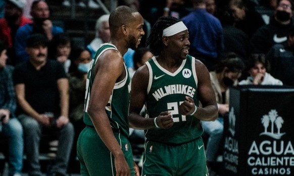 06.02.2022, USA, Los Angeles, crypto.com Arena, Basketball Herren, NBA, Basketball Herren, USA Saison 2021/2022, Los Angeles Clippers - Milwaukee Bucks Jrue Holiday Bucks re. und Khris Middleton Bucks ...