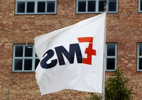 Flagge der Ems-Chemie am Firmensitz Domat/Ems GR.