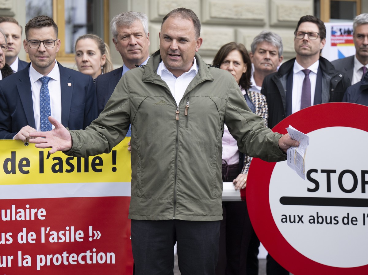 epa12401689 National Councillor of the Swiss People's Party (SVP) Marcel Dettling (C) speaks as he and other party members, submit their Border Protection Initiative against alleged asylum abuse  ...