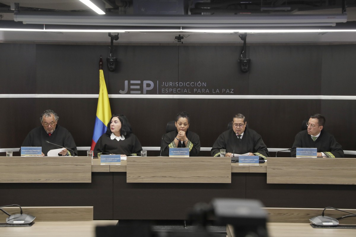epa12383012 (L-R) Roberto Carlos Vidal, magistrate of the first instance section for truth and responsibility recognition cases of the JEP; Zoraida Anyul Chalea, magistrate of the first instance secti ...