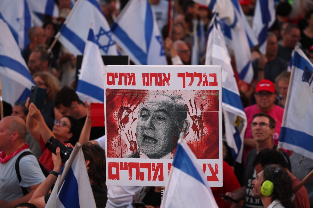epa11333505 A person holds a placard depicting Israeli Prime Minister Netanyahu and reading "because of you we are dead" during a protest calling for the release of hostages held by Hamas in ...
