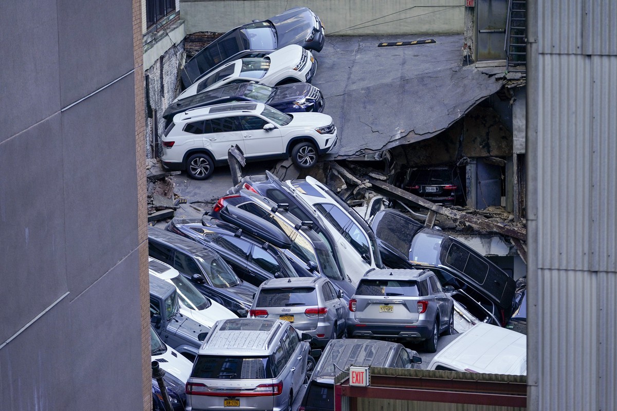 Des voitures sont empilées les unes sur les autres sur les lieux de l'effondrement d'un parking vers Wall Street.
