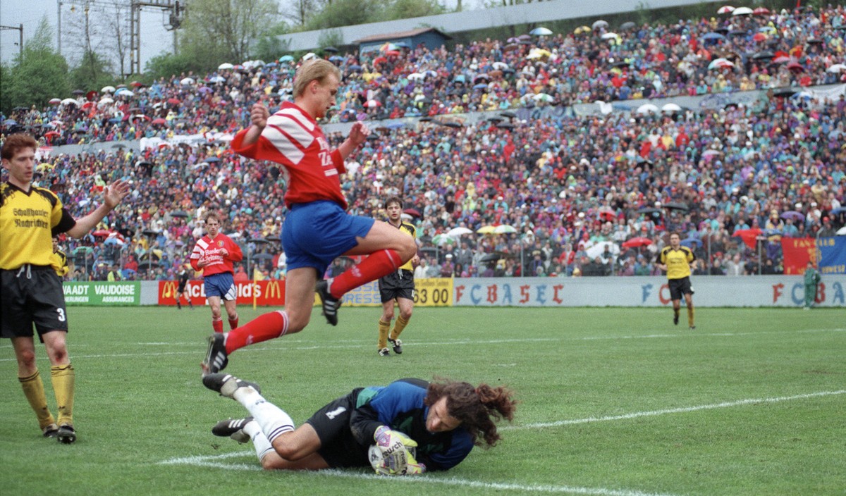 Der Basler Stuermer Axel Kruse schweitert an Schaffhauser Goalie Erich Huerzeler in der Verlaengerung des Cup Halbfinalspiels FC Basel gegen FC Schaffhausen am 4. April 1994 im St. Jakobsstadion in Ba ...