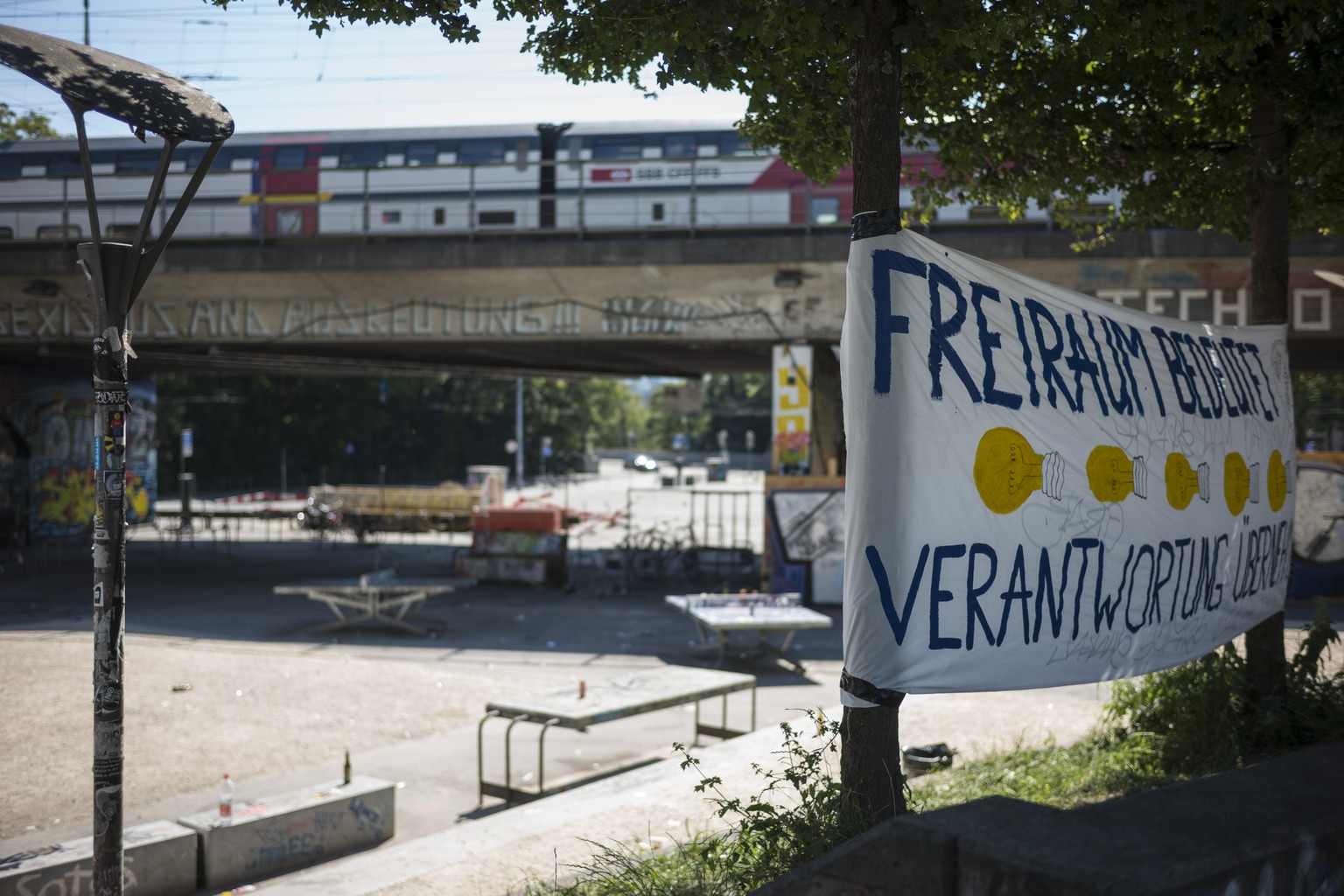 Ein Intercity Zug passiert den Eisenbahnviadukt obenhalb des Vorplatzes der Berner Reitschule am Sonntag, 10. Juli 2016 in Bern. Die Betreiber des Kulturzentrum Reitschule haben am Samstagnachmittag u ...