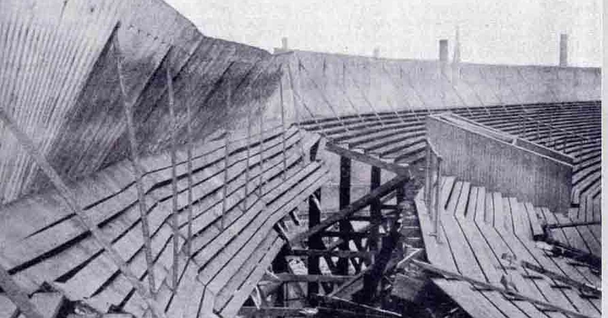 Bei der ersten Stadion-Katastrophe der Welt sterben 25 Fans, weil diese Bretter nachgeben