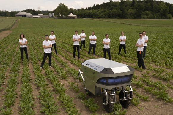 Das Beratungsunternehmen AWK Group unterstuetzt das Projekt &#039;Rowesys&#039; - Robotic Weeding System - der ETH Zuerich als Goldsponsor und mit seiner Technologieexpertise. Zehn motivierte ETH-Stud ...