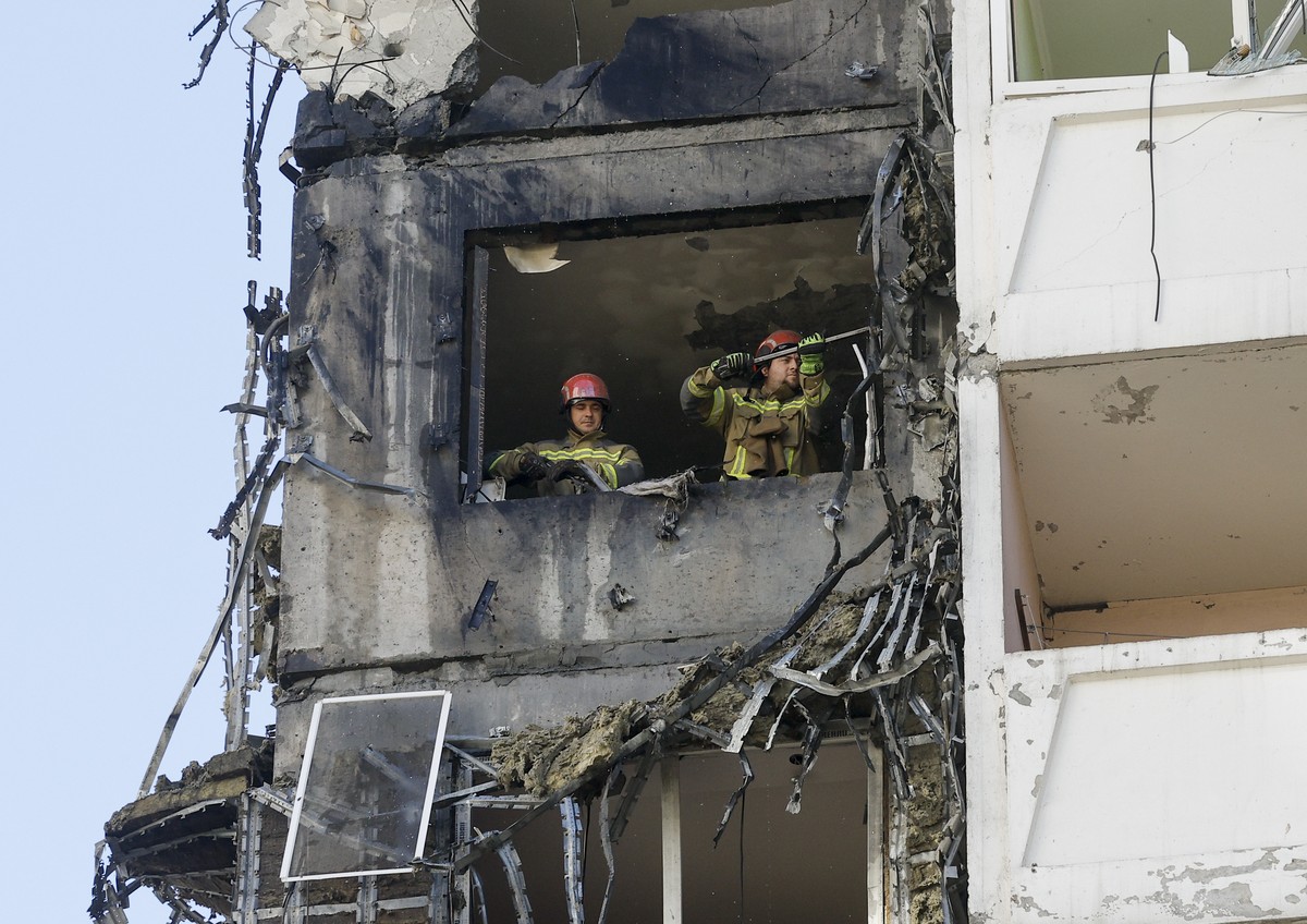 epa13224655 Ukrainian rescuers work at the site of a Russian strike on a high-storey residential building in Kyiv, Ukraine, 09 September 2026, amid the ongoing Russian invasion. According to the Ukrai ...
