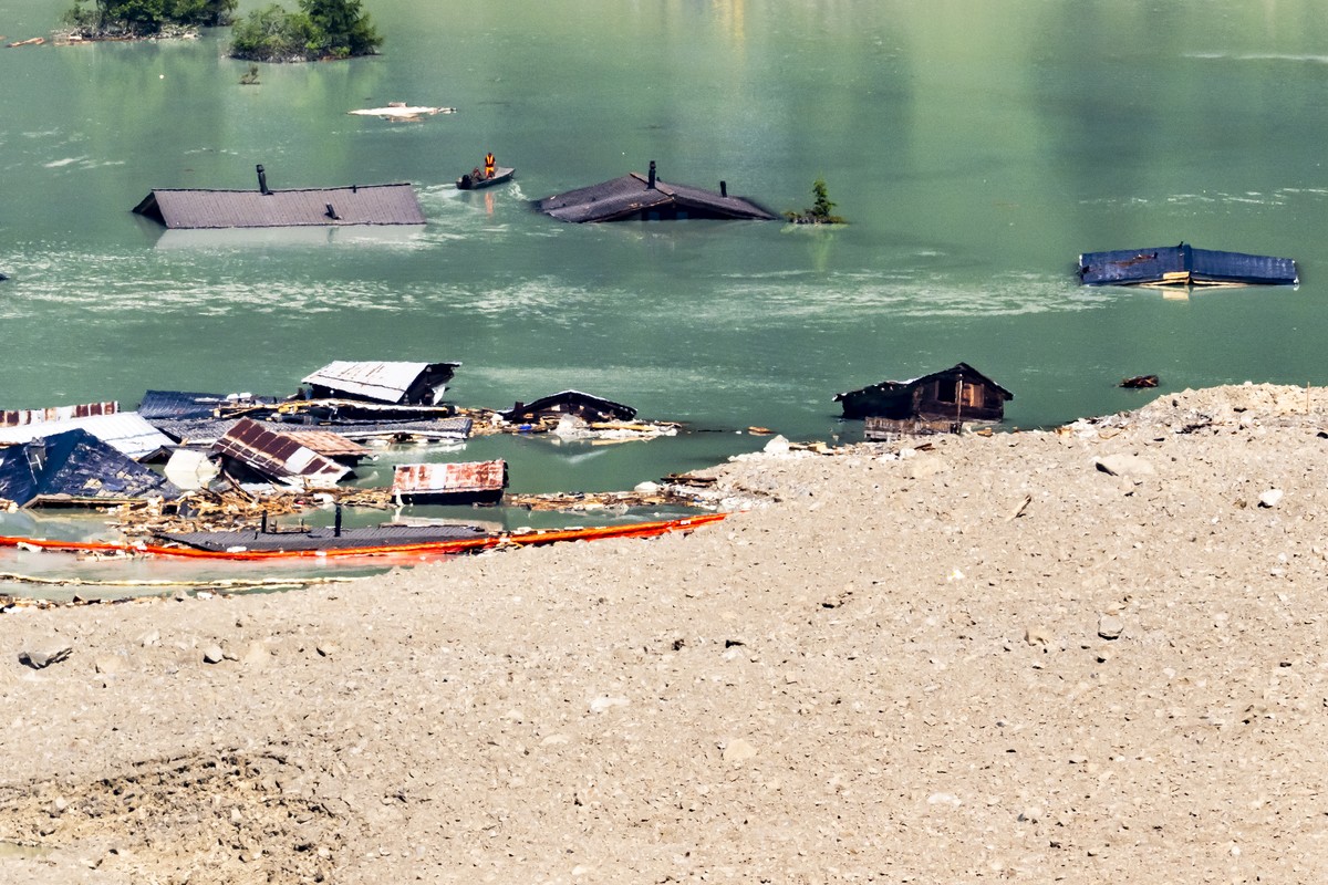 Une barque de l'Armee suisse navigue sur le grand lac qui c'est forme a l'endroit du village de Blatten le vendredi 20 juin 2025 a Blatten dans le Loetschental. Le village de Blatten, e ...