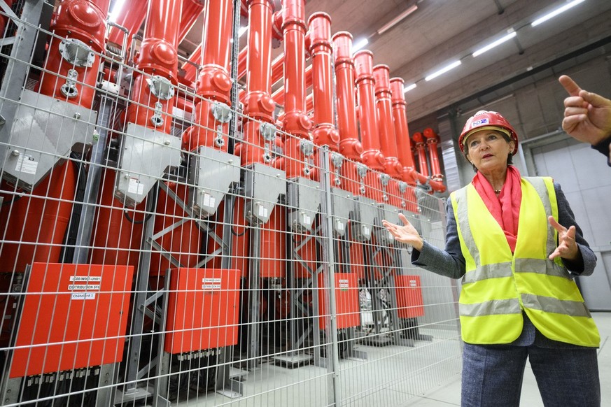 La conseill�re federale Simonetta Sommaruga visite un transformateur electrique a l'interieur de la centrale de pompage-turbinage de Nant de Drance, la centrale hydro-electrique valaisanne ce sam ...