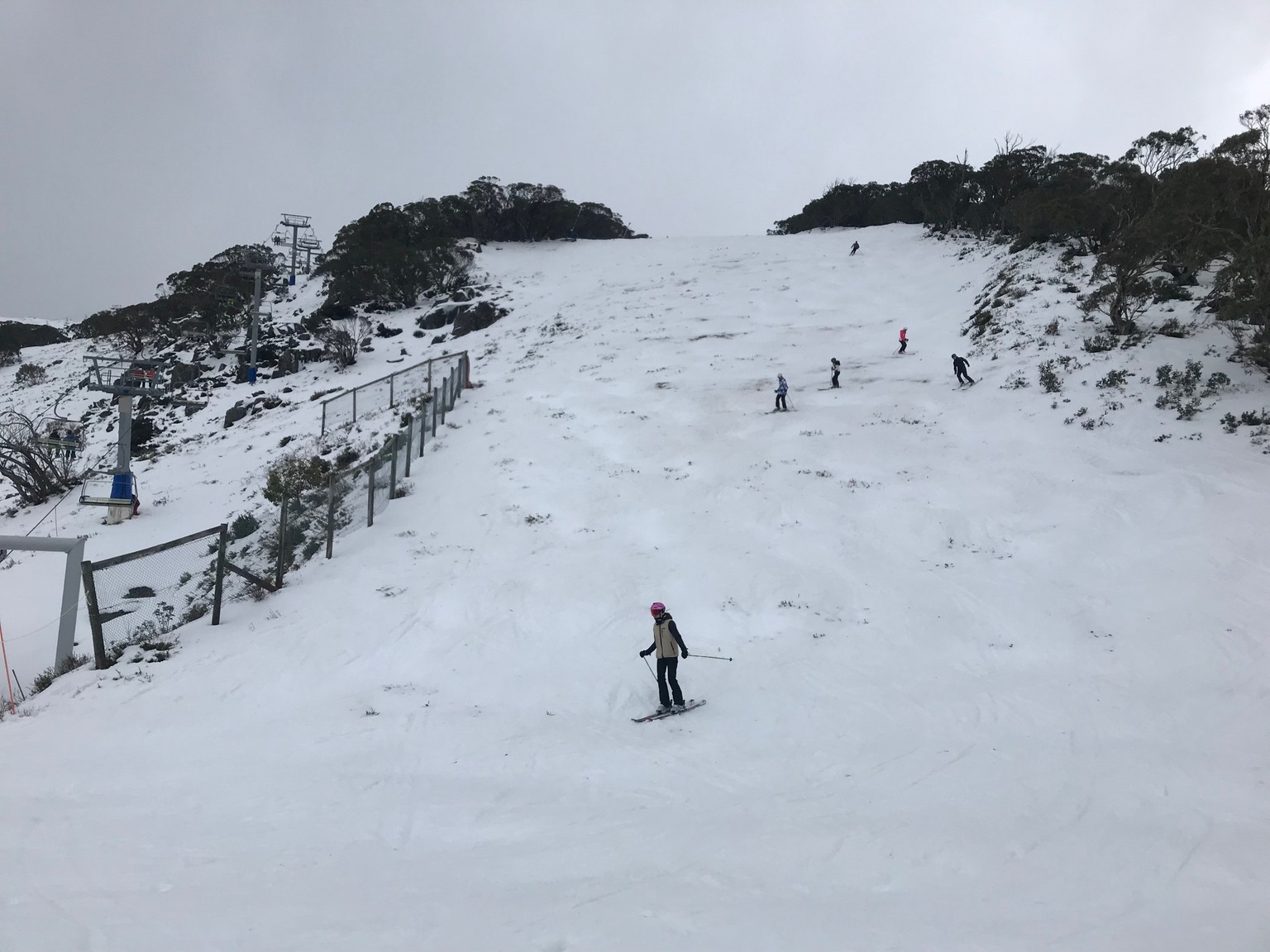 Skifahrer auf der unpräparierten Piste.