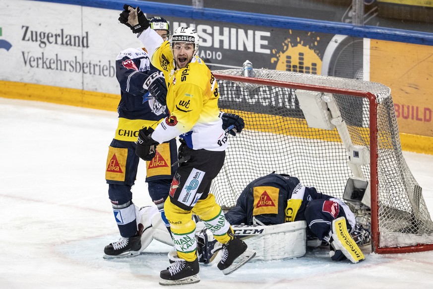 Zugs Dario Simion, Berns Alain Berger und Zugs Torhueter Tobias Stephan, von links, im zweiten Eishockey Playoff-Finalspiel der National League zwischen dem EV Zug und dem SC Bern, am Samstag, 13. Apr ...