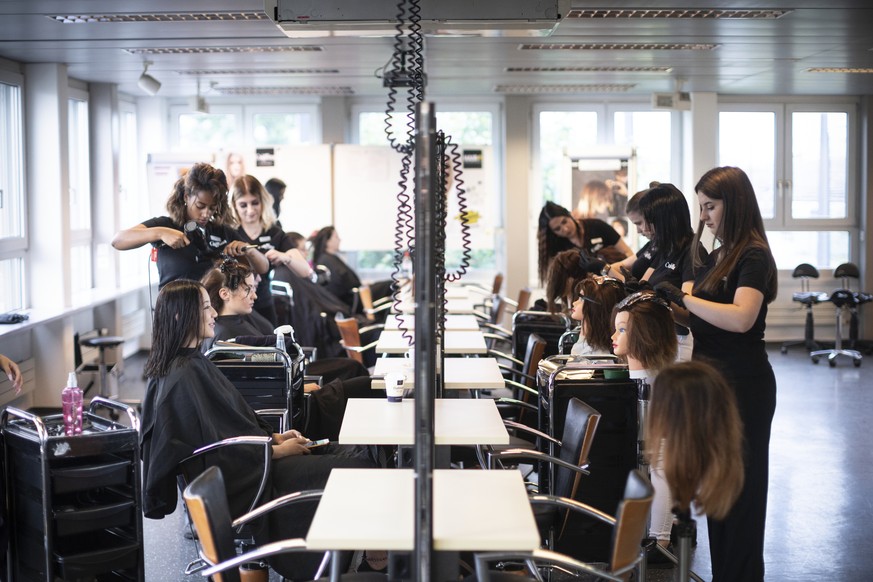 ZUR BERUFSAUSBILDUNG DER COIFFEUSE STELLEN WIR IHNEN FOLGENDES NEUES BILDMATERIAL ZUR VERFUEGUNG --- Hairdresser apprentices of the hairstyling company Coiffina practice skills of their professio unde ...