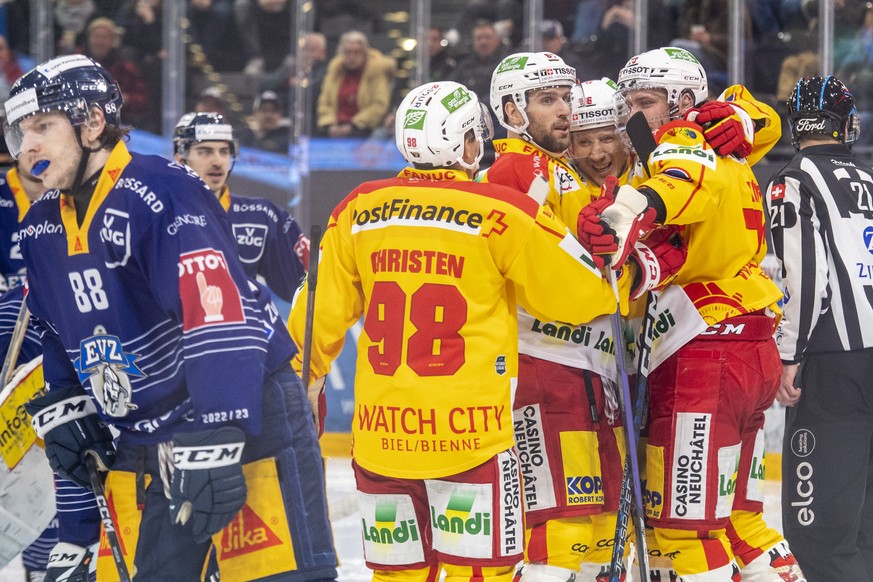 Die Bieler feiern ein Tor beim Eishockey Meisterschaftsspiel der National League zwischen dem EV Zug und dem EHC Biel am Samstag, 25. Februar 2023 in Zug. (KEYSTONE/Urs Flueeler).