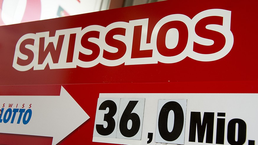 Ein Schild macht darauf aufmerksam, dass der Swisslos Swiss Lotto Jackpot bei 36 Millionen Franken steht, am Mittwoch, 13. August 2014, in Basel. Seit nunmehr 38 Ausspielungen hat kein Mitspielender m ...