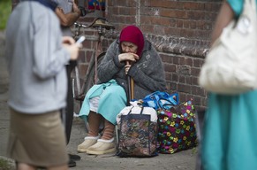 Diese Frau will aus der Ostukrainischen Stadt Slaviansk fliehen.&nbsp;