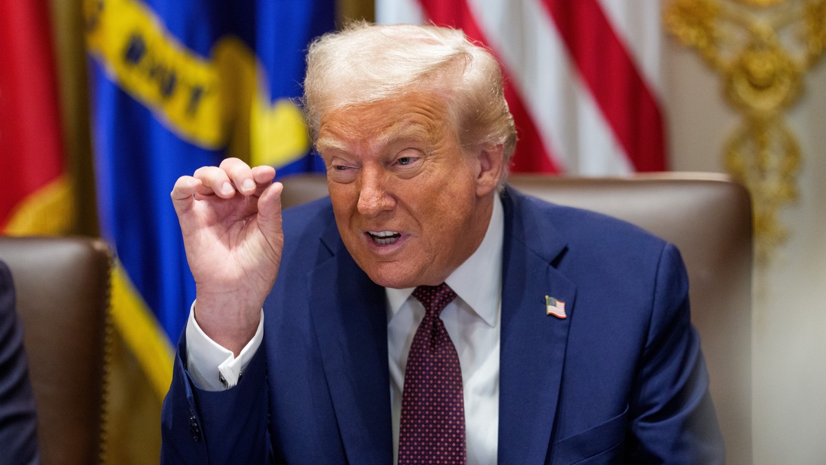 epa12324962 United States President Donald J Trump participates in a Cabinet Meeting in the Cabinet Room of the White House in Washington, DC, USA, 26 August 2025. EPA/AARON SCHWARTZ / POOL