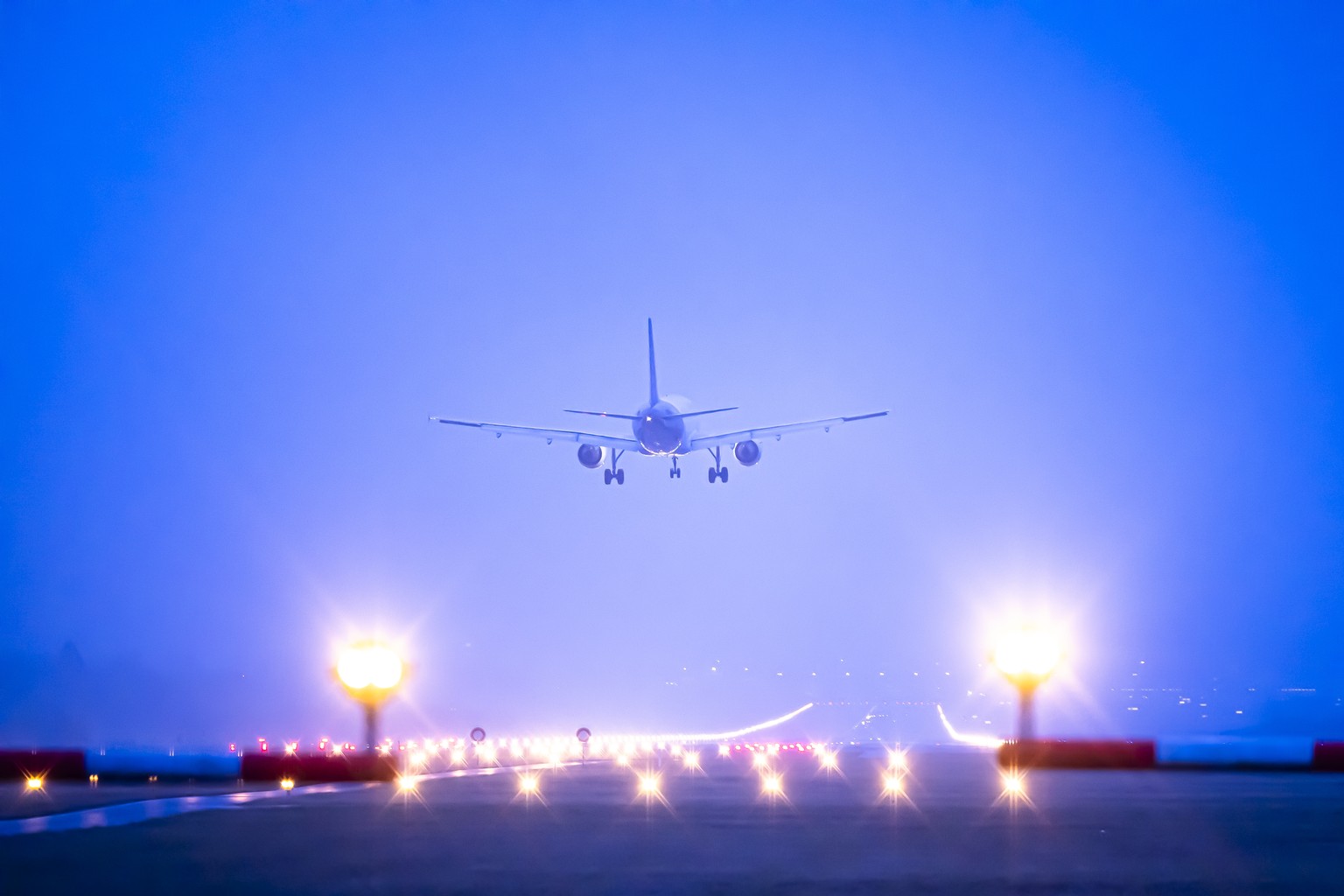 Ein Flugzeug im Landeanflug auf den Flughafen Zuerich, aufgenommen am Freitag, 2. Februar 2024 in Zuerich Kloten. Die Stimmberechtigten des Kantons Zuerich entscheiden am 3. Maerz ueber die Pistenverl ...