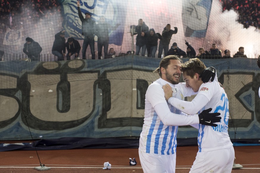 .Zuerichs Michael Frey, links, und Cedric Brunner, jubeln nach ihrem Sieg im SchweizerCup Halbfinal Fussballspiel zwischen dem FC Zuerich und dem Grasshopper Club Zuerich im Letzigrund, aufgenommen am ...