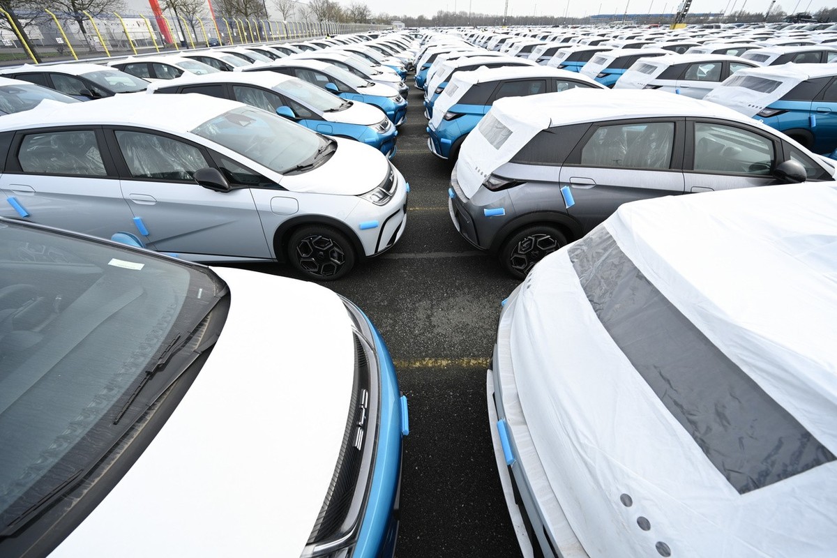 ARCHIV - 26.02.2024, Bremen, Bremerhaven: Zahlreiche Neuwagen des Modells Dolphin vom Autohersteller BYD stehen im BLG Auto Terminal Bremerhaven. (zu dpa: