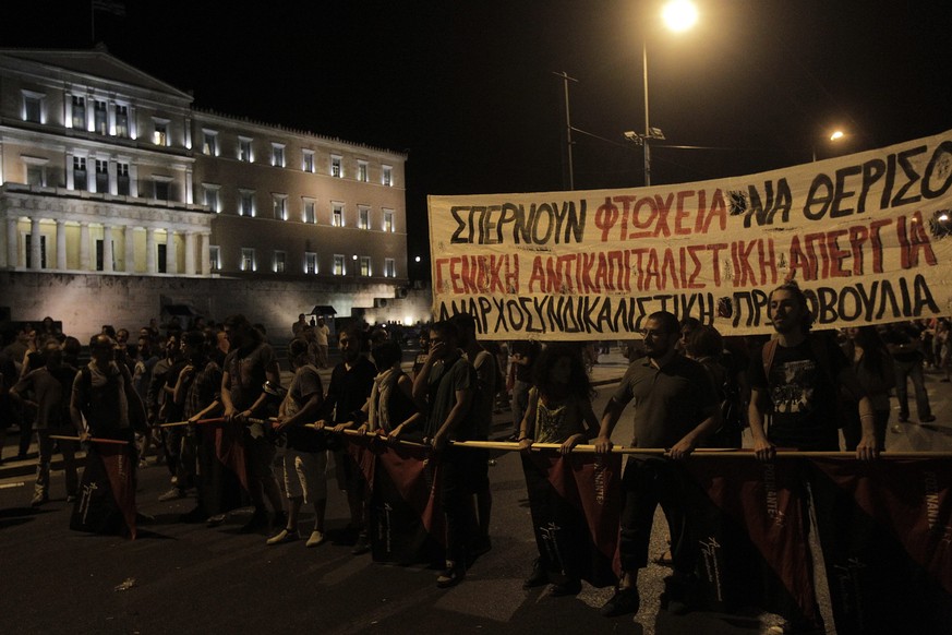 Vor der Abstimmung demonstrierten am Mittwochabend erneut Tausende vor dem griechischen Parlament gegen die Sparmassnahmen.