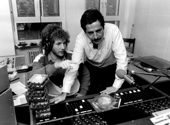 ARCHIVE --- ZUM RADIO- UND FERNSEHPIONIER ROGER SCHAWINSKI, DER AM 11. JUNI 70 JAHRE ALT WIRD, STELLEN WIR IHNEN DIESES BILD ZUR VERFÜGUNG --- Blick ins Studio von Radio 24 mit Roger Schawinski, recht ...
