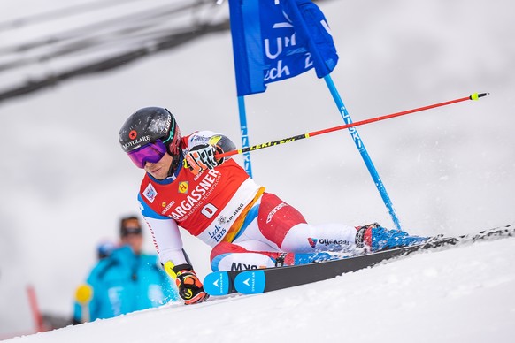 ABD0041_20211114 - LECH - �STERREICH: Gino Caviezel (SUI) w�hrend dem Qualifikationslauf im Parallelslalom der Herren am Sonntag, 14. November 2021, in Lech. - FOTO: APA/EXPA/JOHANN GRODER