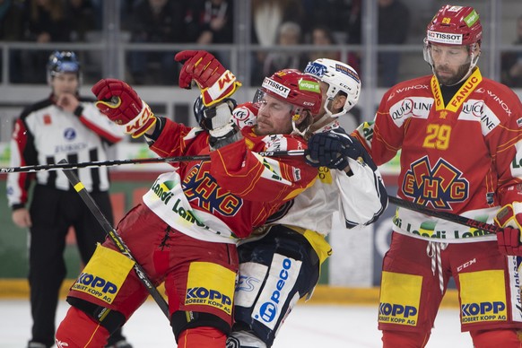 Biels Marco Maurer, Mitte, gegen Ambris Fabio Hofer, mitte, an der Seite von Biels Beat Forster, rechts, beim Eishockey Meisterschaftsspiel der National League zwischen dem EHC Biel und den HC Ambri-P ...