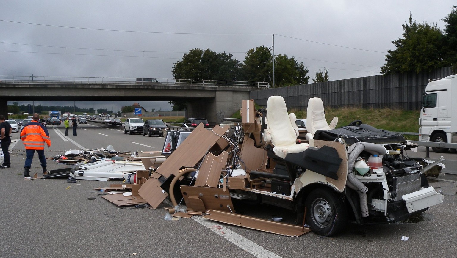 Kaum zu glauben, die Insassen des Wohnmobils wurden nur leicht verletzt.