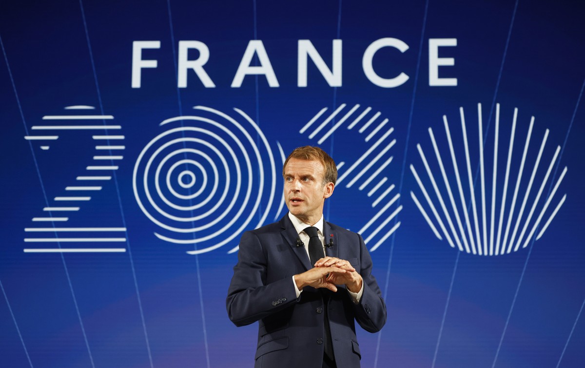 epa09519641 France's President Emmanuel Macron gestures as he speaks during the presentation of "France 2030" investment plan at The Elysee Presidential Palace in Paris, France, 12 Octo ...