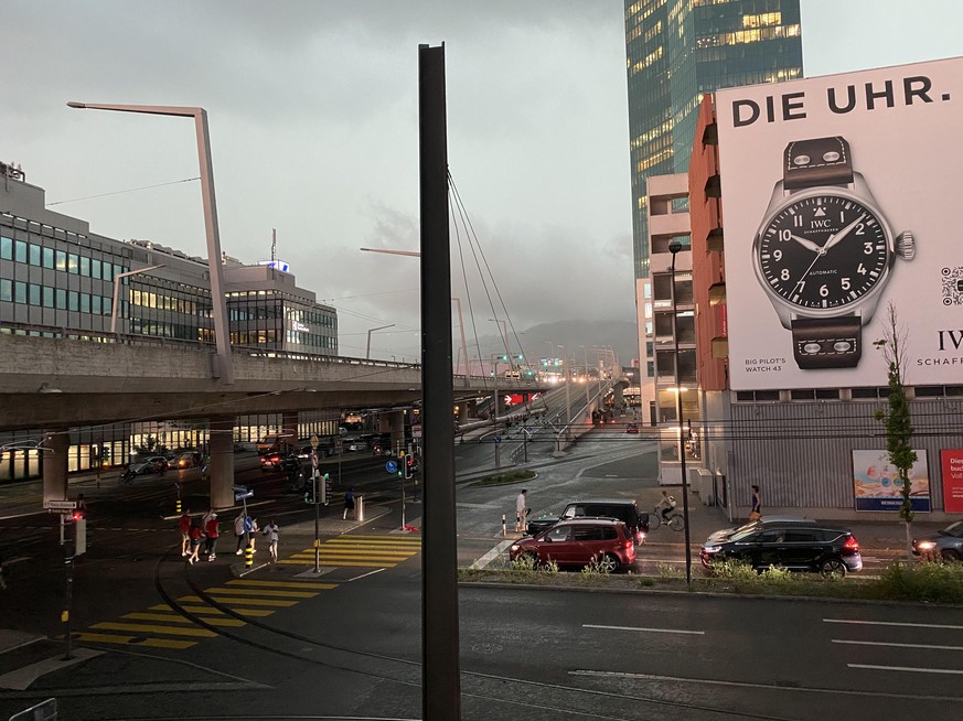 Gewitter in der Stadt Zürich: Gegen 19 Uhr wurde es plötzlich dunkel.