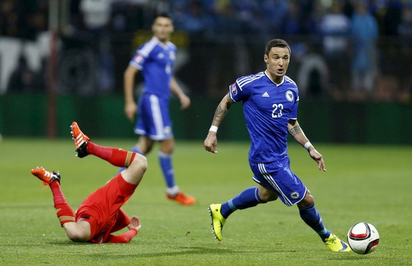 Bosnia&#039;s Sejad Salihovic (C) fights for the ball with Wales&#039; Joe Allen (R) during their Euro 2016 qualifying soccer match in Zenica October 10, 2015. REUTERS/Dado Ruvic