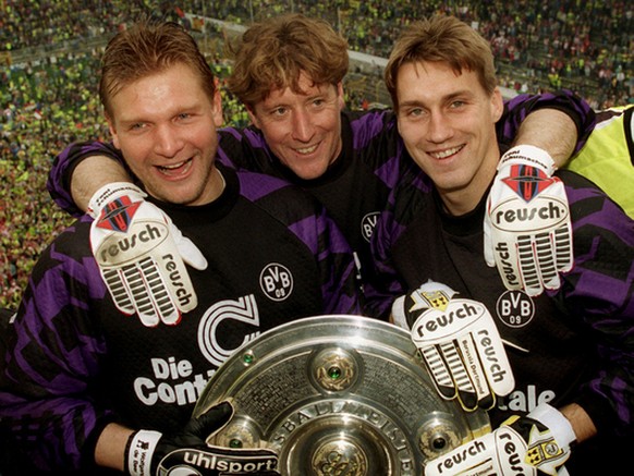 Stefan Klos, Harald Schumacher und Wolfgang de Beer (v.r.n.l.) bei der Meisterfeier von Borussia Dortmund im Westfalenstadion mit der begehrten Schale. Alle drei haben aktiv Anteil am Gewinn des Titel ...