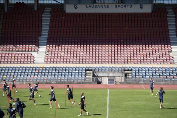 L&#039;entraineur du FC Lausanne-Sport Giorgio Contini, centre, parle a ses joeuurs lors du premier entrainement ouvert aux medias du club de football de Challenge League du FC Lausanne-Sport pendant  ...