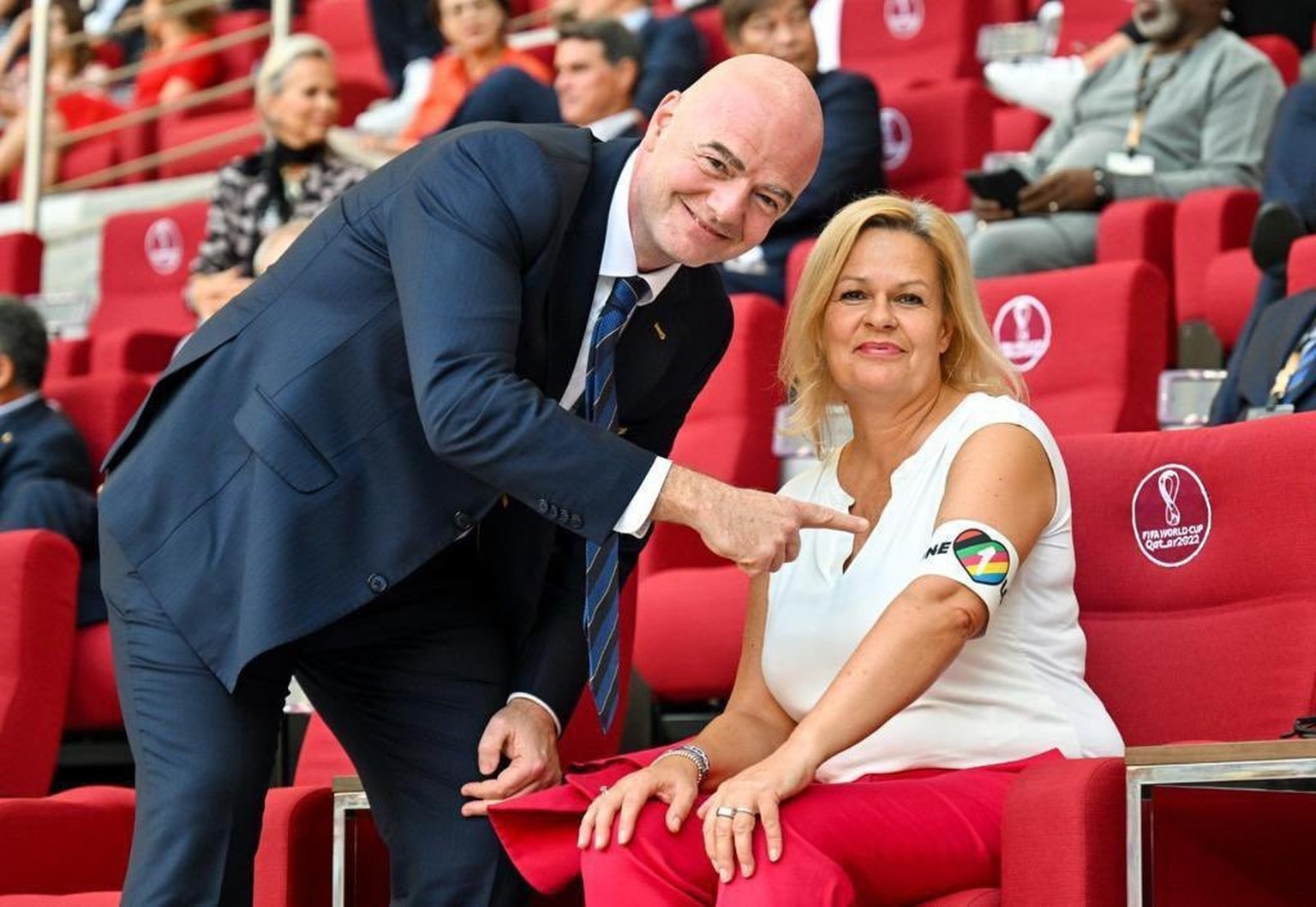 Gianni Infantino mit Nancy Faeser und der One-Love-Binde.