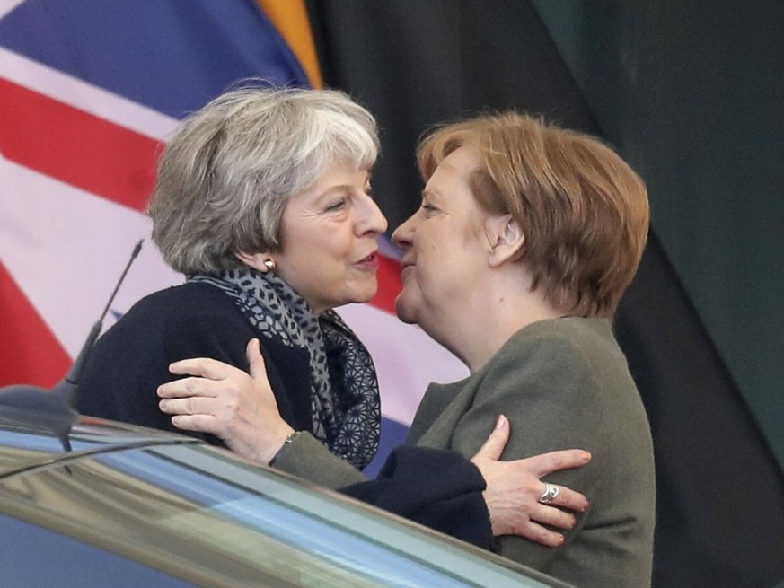 Sucht Beistand in schweren Zeiten: die britische Premierministerin May (links) bei Kanzlerin Merkel in Berlin.