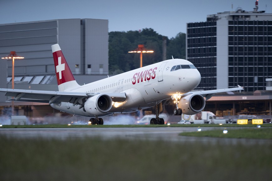 ZUM FLUGHAFEN ZUERICH IM DAEMMERLICHT UND BEI NACHT STELLEN WIR IHNEN FOLGENDES NEUES BILDMATERIAL ZUR VERFUEGUNG --- An Airbus A320-214 aircraft from Swiss International Air Lines (SWISS) at Zurich A ...