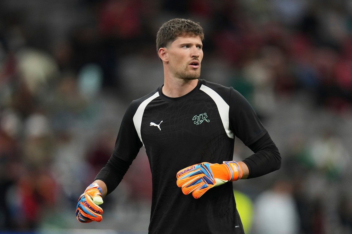 Switzerland goalkeeper Gregor Kobel warms up ahead of the World Cup round of 32 soccer match between Switzerland and Algeria in Vancouver, British Columbia, Thursday, July 2, 2026. (AP Photo/Abbie Par ...