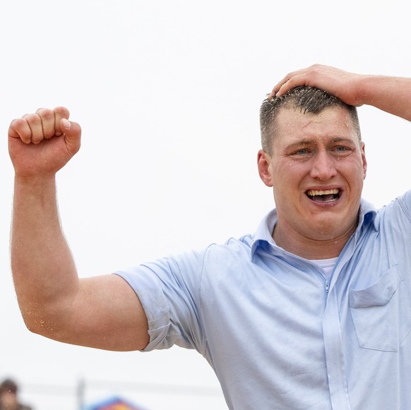 Marco Reichmuth feiert seien Sieg im Schlussgang gegen Noe van Messel beim 105. Zuger Kantonalen Schwingfest vom Sonntag, 4. mai 2025 in Neuheim im Kanton Zug. (KEYSTONE/Urs Flueeler).