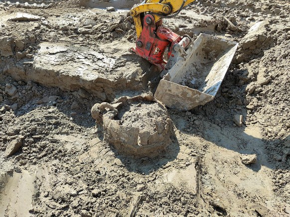 Fundsituation der Amphore innerhalb des Schwemmsediments. © Archäologischer Dienst des Kantons Bern, Sébastien Dénervaud