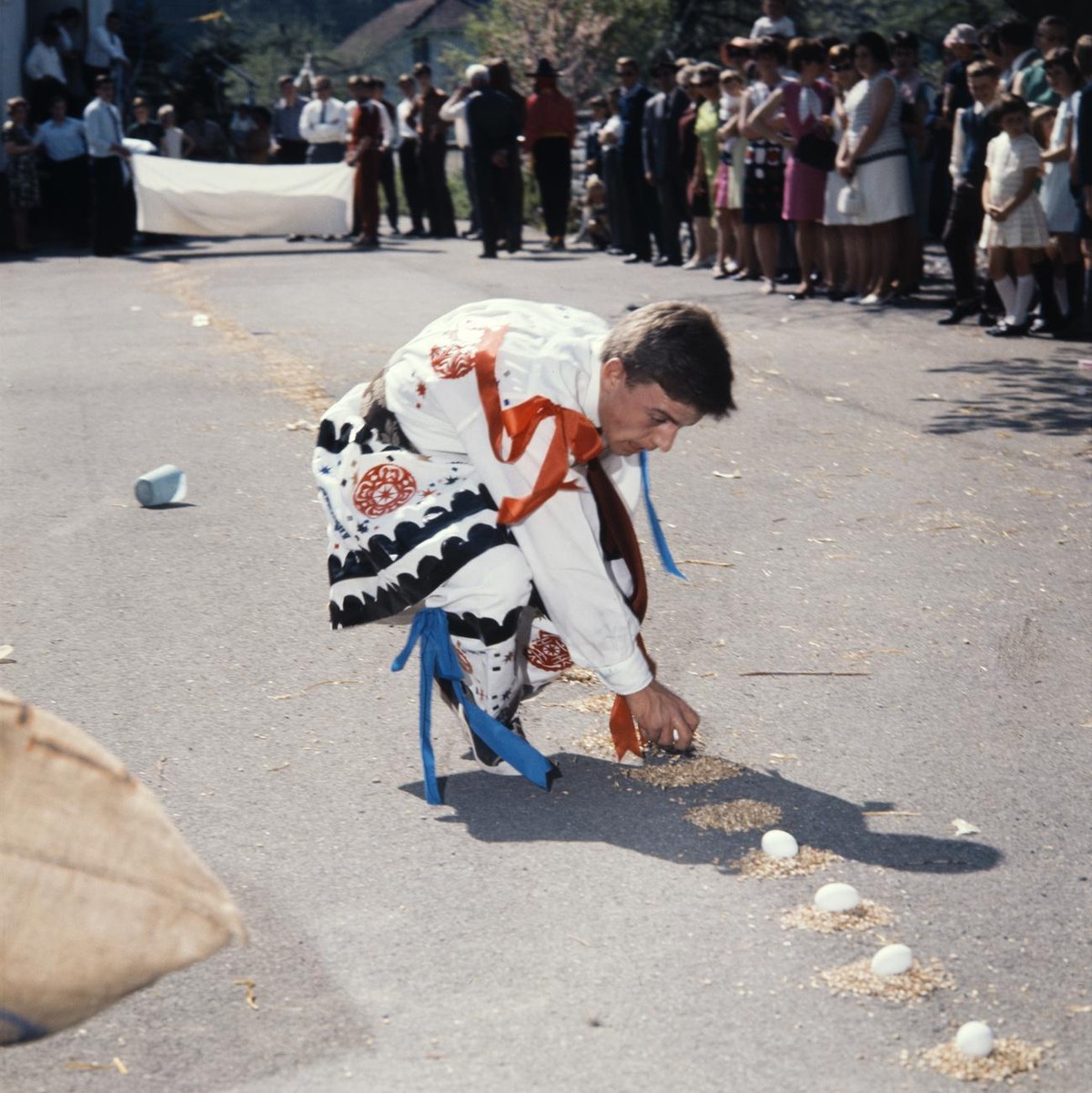 Le coureur, appelé "Eierbub", doit enlever les œufs les uns après les autres le long de la piste des œufs pendant la course traditionnelle et les jeter dans un panier de récupération avec de ...