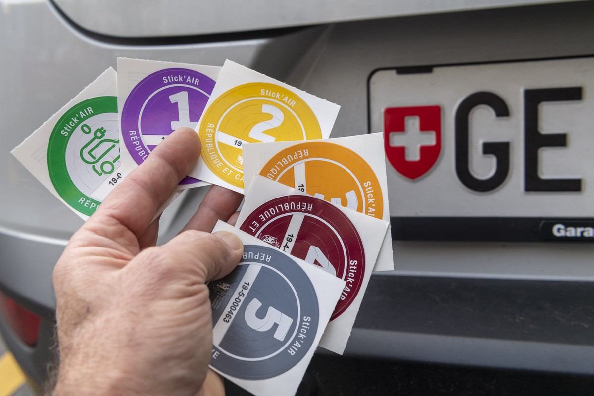 Des macarons Stick'Air de differentes categories sont photographies a cote de l'ecusson Suisse d'une plaque de voiture genevoise, ce jeudi 2 janvier 2020 a Geneve. Les macarons Stick  ...