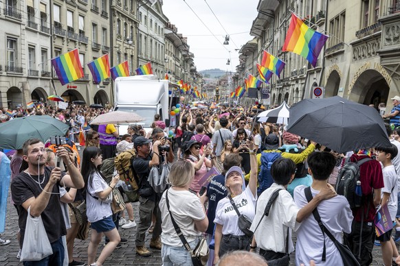 Teilnehmerinnen und Teilnehmer anlaesslich der Pride Kundgebung wo sie fuer queere Rechte demonstrieren, am Samstag, 29. Juli 2023 in Bern. Vom 26. bis 29. Juli 2023 wird Bern zum Schauplatz der EuroG ...