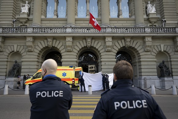 Fedpol-Beamte halten waehrend der Ambulanz-Evakuierung der Nationalraetin Sarah Wyss, SP-BS, weisse Tuecher hoch, waehrend der Wintersession der Eidgenoessischen Raete, am Donnerstag, 8. Dezember 2022 ...