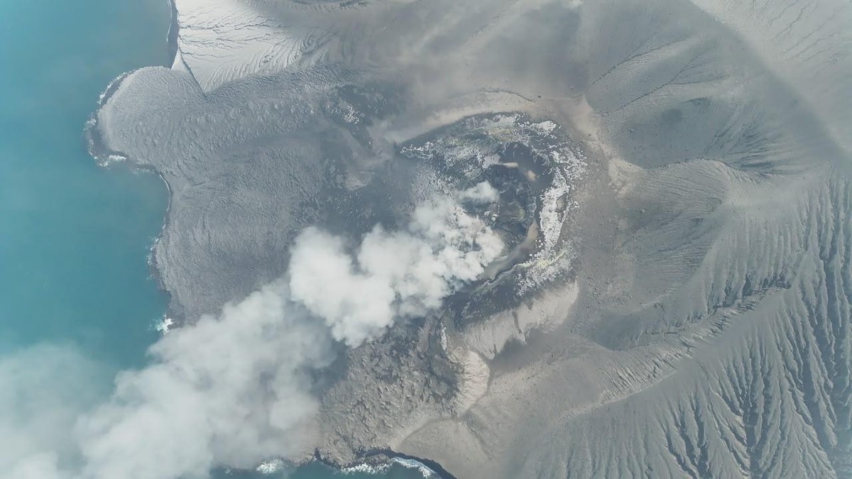 epa13216428 A handout photo made available by Indonesia's Geological Agency shows and aerial view of Mount Anak Krakatau spewing volcanic materials into the air following an eruption in Sunda Str ...